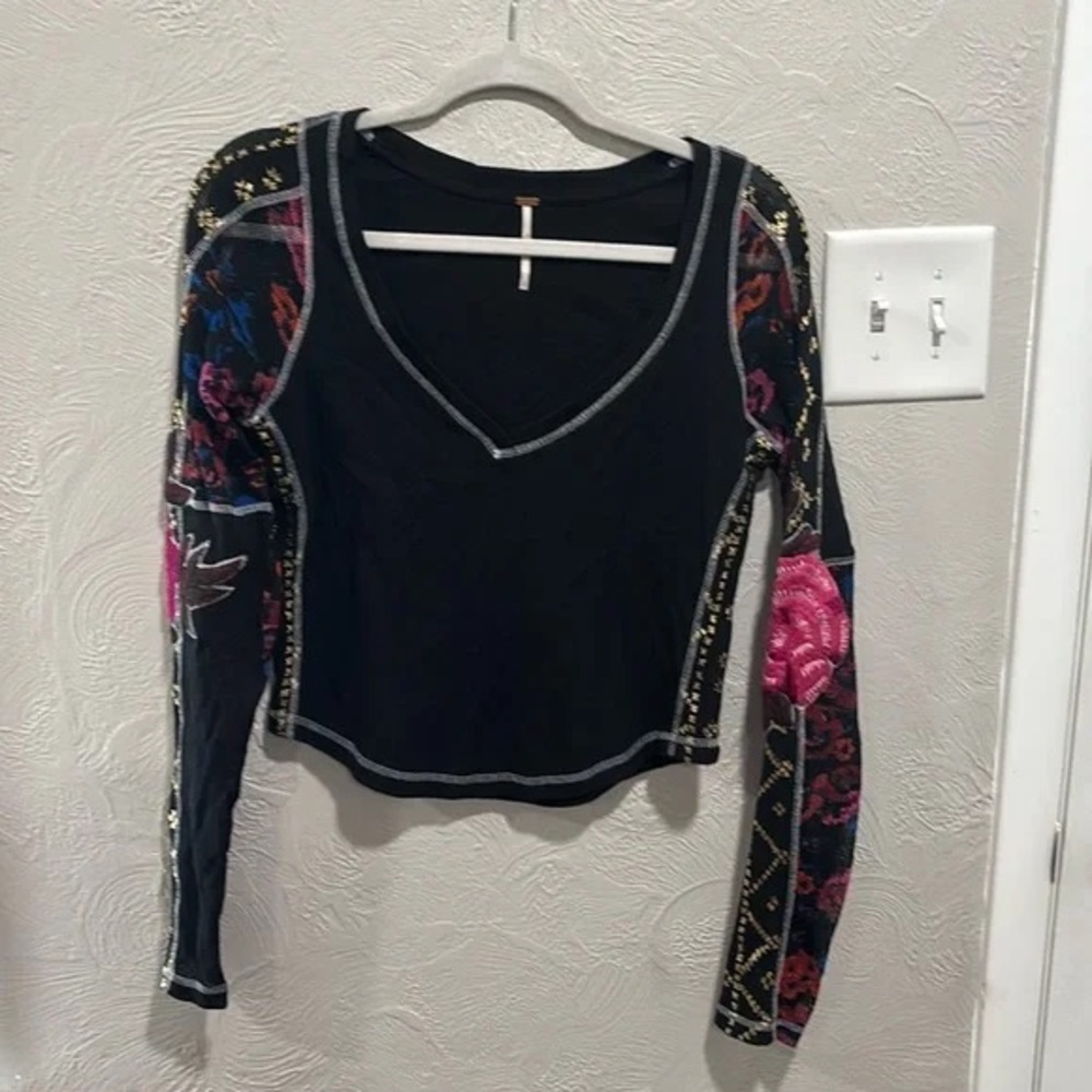 Amara Black V-neck Floral Embroidered Sleeves Thermal Cropped Top S